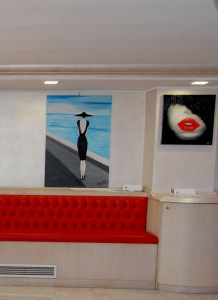 Due quadri di Malisa Longo, a destra "Labbra" vincitore del concorso "Quadri in Rima"