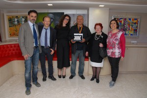 Gli organizzatori del concorso con il pittore vincitore, Antonio Ricci