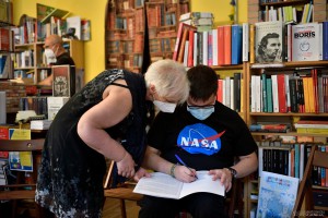 Matteo Mancini alla libreria Il Mattone firma autografa il suo libro