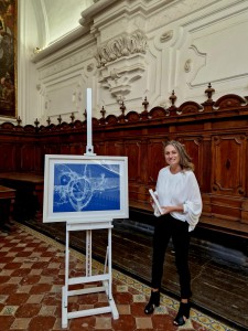 L'artista Ines De Leucio con l'opera al Museo di San Martino